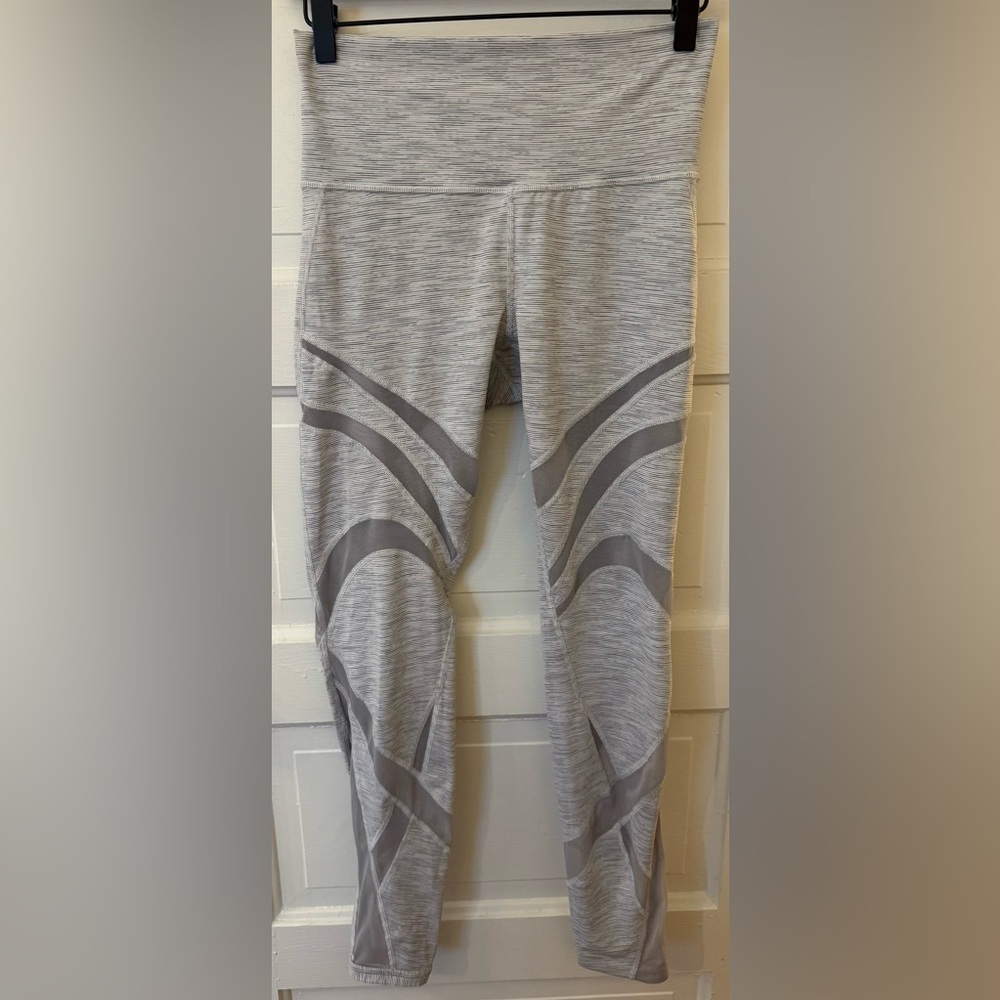 Lululemon Wunder Under High-Rise Tight *Mesh 28"
Wee Are From Space Sz 8 - Picture 4 of 9